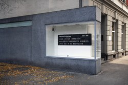 Die Geschichte von Widerstand und Desertion in der Zeit des Nationalsozialismus wird durch das 2015 eröffnete Widerstands- und Desertionsmahnmal am Sparkassenplatz in Bregenz thematisiert. (Quelle: ERINNERN:AT)