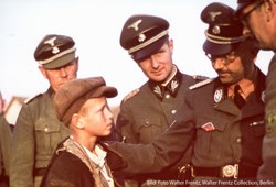 Heinrich Himmler, Reichsführer SS, überzeugte sich in Minsk persönlich von den „Fortschritten beim Kinderraub“. Foto: Walter Frentz (Walter Frentz Collection, Berlin)