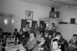 Jugoslawische „Gastarbeiter“ ca. 1980 im Vereinsheim mit Porträt des Staatschefs Josip Tito 