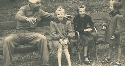 Marokkanischer Angehöriger der französischen Armee mit Innsbrucker Kindern. Foto: Stadtarchiv Innsbruck 
