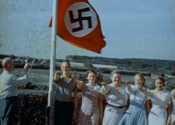 In seinem Dokumentarfilm zeichnet der Filmemacher Luke Holland ein eindringliches Porträt der letzten lebenden Generation von Menschen, die an Adolf Hitlers Drittem Reich beteiligt waren. (Quelle: Filmforum Bregenz)