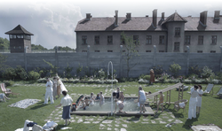 THE ZONE OF INTEREST zeigt das Leben der Familie von Rudolf Höß, einem der Kommandanten des Kon- zentrations- und Vernichtungslagers Auschwitz. Im Fokus stehen er, seine Frau Hedwig, ihre fünf Kinder und der familiäre Alltag in ihrer Privatvilla, buchstäblich Tür an Tür mit dem Lagergelände. (Quelle: www.thezoneofinterest-film.de) THE ZONE OF INTEREST zeigt das Leben der Familie von Rudolf Höß, einem der Kommandanten des Kon- zentrations- und Vernichtungslagers Auschwitz. Im Fokus stehen er, seine Frau Hedwig, ihre fünf Kinder und der familiäre Alltag in ihrer Privatvilla, buchstäblich Tür an Tür mit dem Lagergelände. (Quelle: www.thezoneofinterest-film.de)