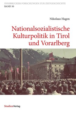 Das Buchcover zeigt eine Kundgebung vor dem Innsbrucker Landestheater, (vermtl.) am 1. Mai 1940. (Quellen: StudienVerlag / Stadtarchiv Innsbruck)