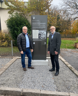 Der Obmann des Dorfgeschichtevereins, Friedrich Schneider, und der Historiker Werner Bundschuh sind stolz auf die Verortung der Geschichte der Zwangsarbeit in Fußach an einem öffentlichen Ort. (Quelle: Kurt Bereuter)