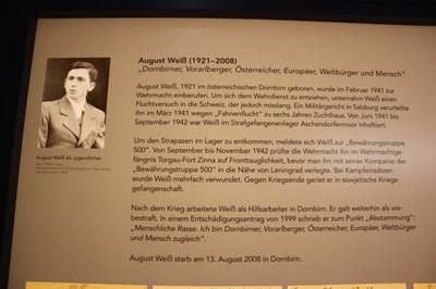 Vitrine von August Weiß im neuen Dokumentationszentrum in Esterwege (2011)