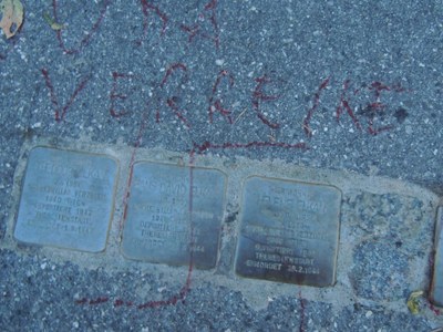 Beschmierte Stolpersteine vor dem Elkan-Haus (Foto: Werner Bundschuh, 5.10.2015) Beschmierte Stolpersteine vor dem Elkan-Haus (Foto: Werner Bundschuh, 5.10.2015)