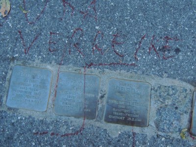 Beschmierte Stolpersteine vor dem Elkan-Haus  (Foto: Werner Bundschuh, 5.10.2015)