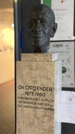Ender Büste im Gemeindeamt Altach